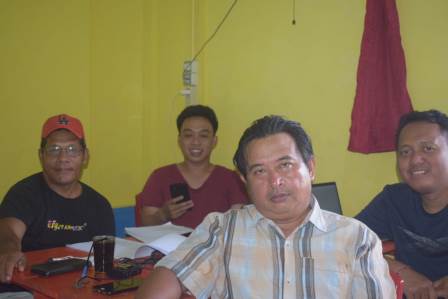 Pak Milson (red cap), Engga, Pak Adam, and Gede during one of the elicitation sessions for the contemporary Enggano dictionary