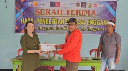 Charlotte Hemmings presents a certificate of appreciation to Datuk Harun Kaharubi as a symbolic appreciation to Enggano language informants