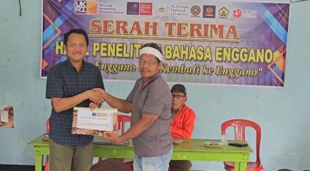 Gede Rajeg presents a certificate of appreciation to Pabuki (clan head leader) Milson Kaitora as a symbolic appreciation to Enggano elders past and present