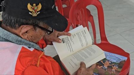 Datuk Harun Kaharubi checking out the Introduction of the printed Enggano Dictionary