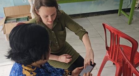 Charlotte helping a school teacher with the mobile-responsive, web-based Enggano dictionary