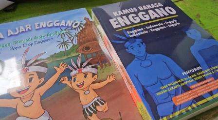 A snippet of the elementary school Enggano textbook (left) and the printed Enggano dictionary (right)