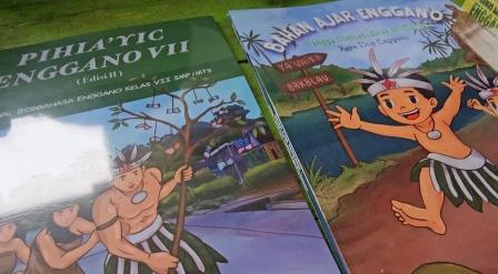 A snippet of the junior-high school Enggano textbook (left), and the elementary school textbook (right)